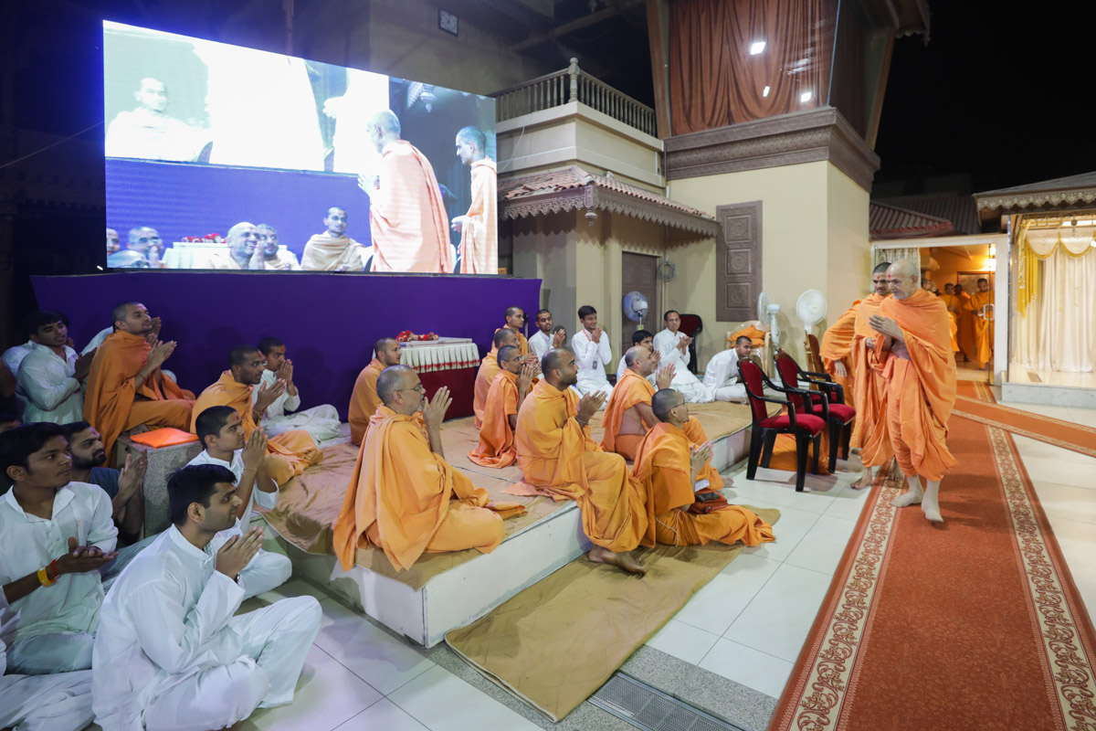 Sadhus and youths doing darshan of Swamishri