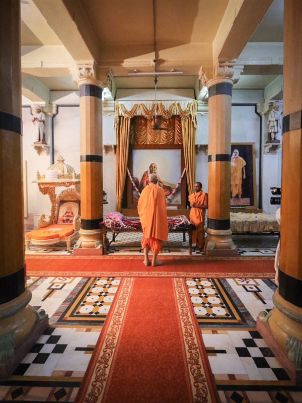 Swamishri doing darshan in the Rang Mandap