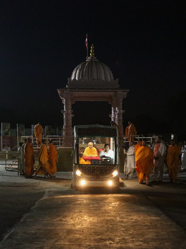 Swamishri on his way for darshan at Shri Yagnapurush Smruti Mandir