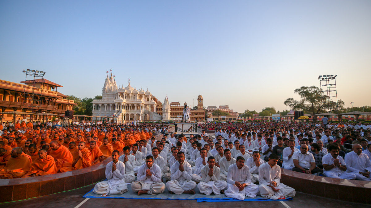 Sadhus, sadhaks and devotees doing Swamishri's puja darshan