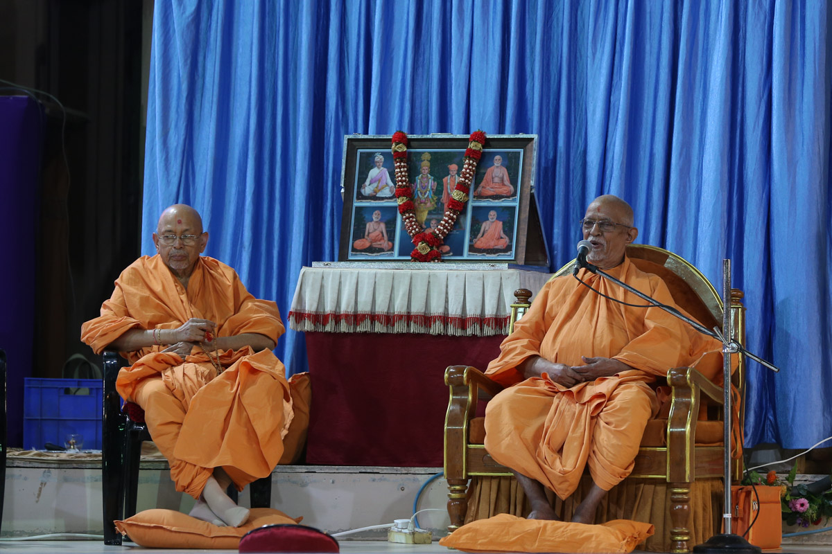 Pujya Swayamprakash Swami addresses the evening satsang assembly