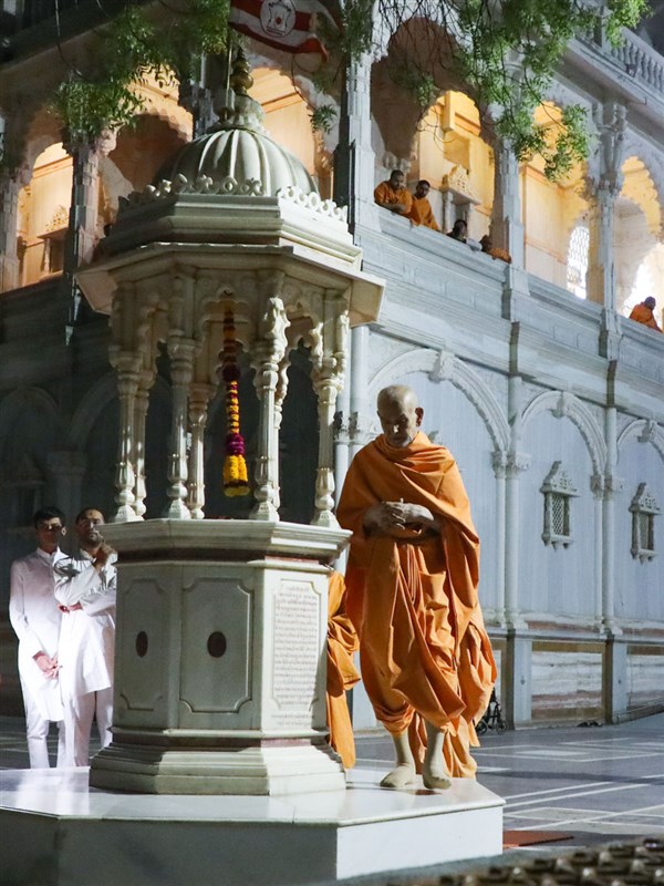 Param Pujya Mahant Swami Maharaj performs pradakshina of the holy charanarvind of Bhagwan Swaminarayan