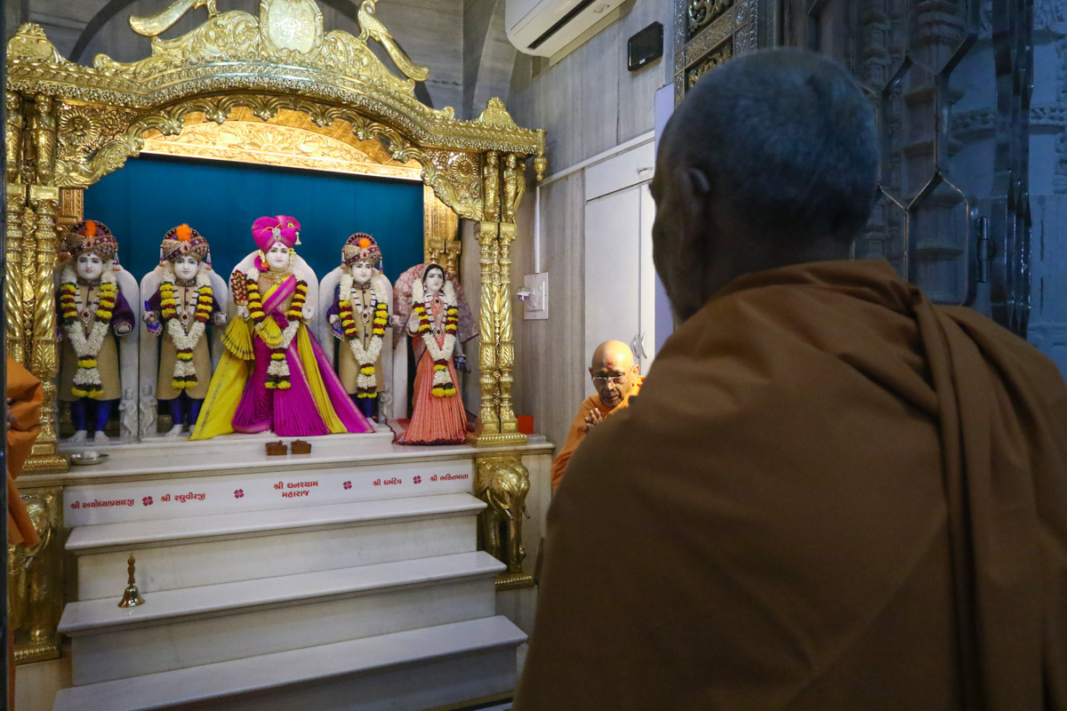 Swamishri engrossed in the darshan of Shri Dharmakul
