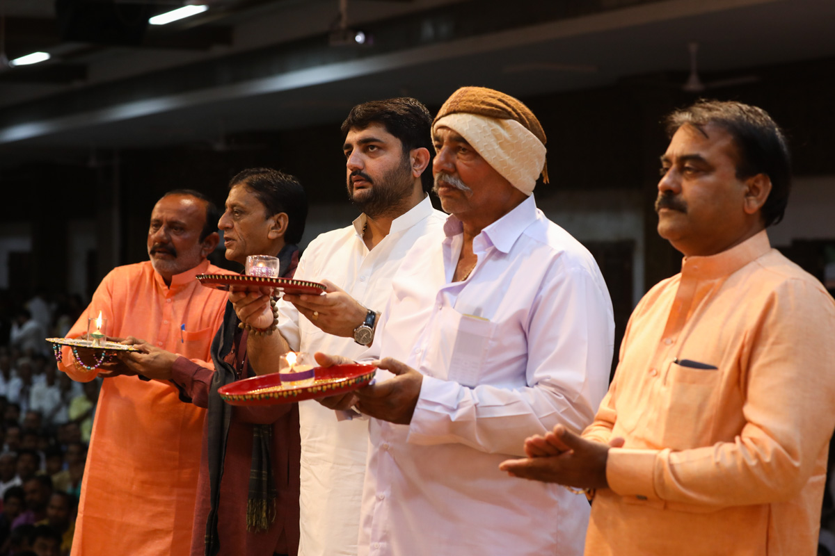 Shri Bhailubha (Paliyad Gadi), Shri Hareshbha Khachar and guests perform the arti