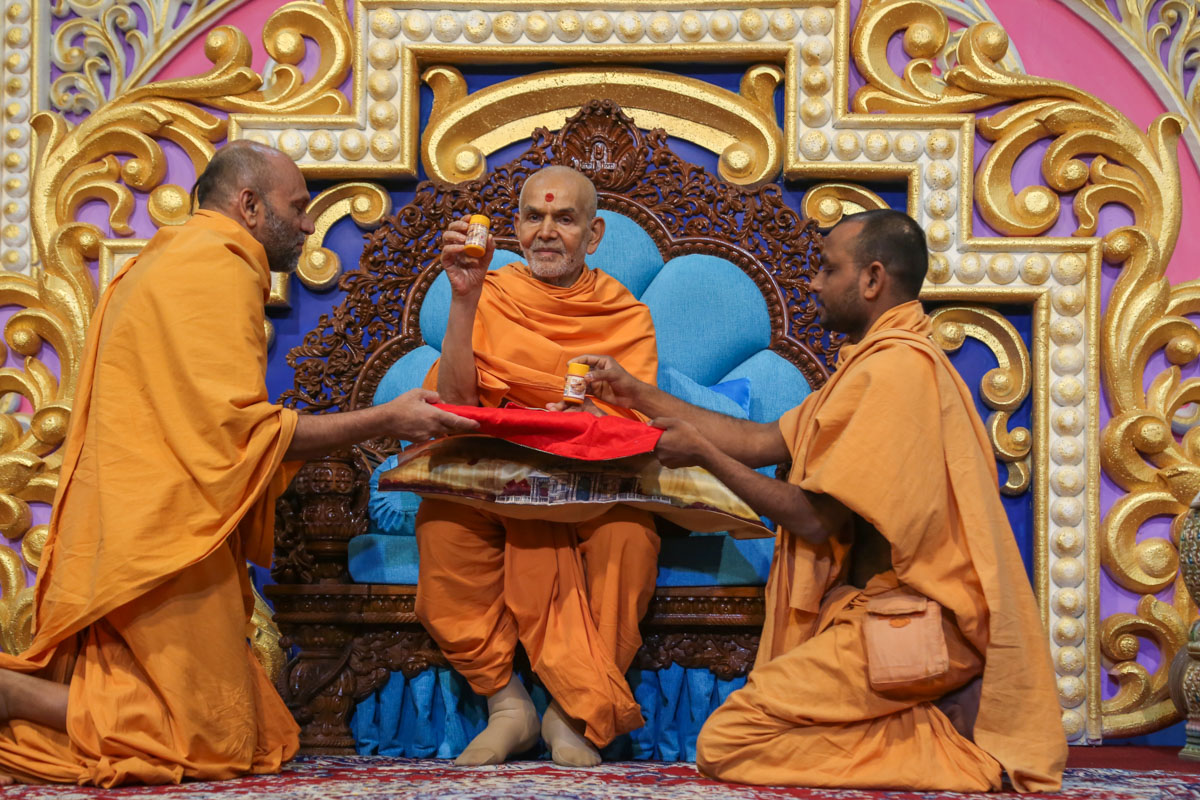 Swamishri inaugurates a Swaminarayan Aksharpith product