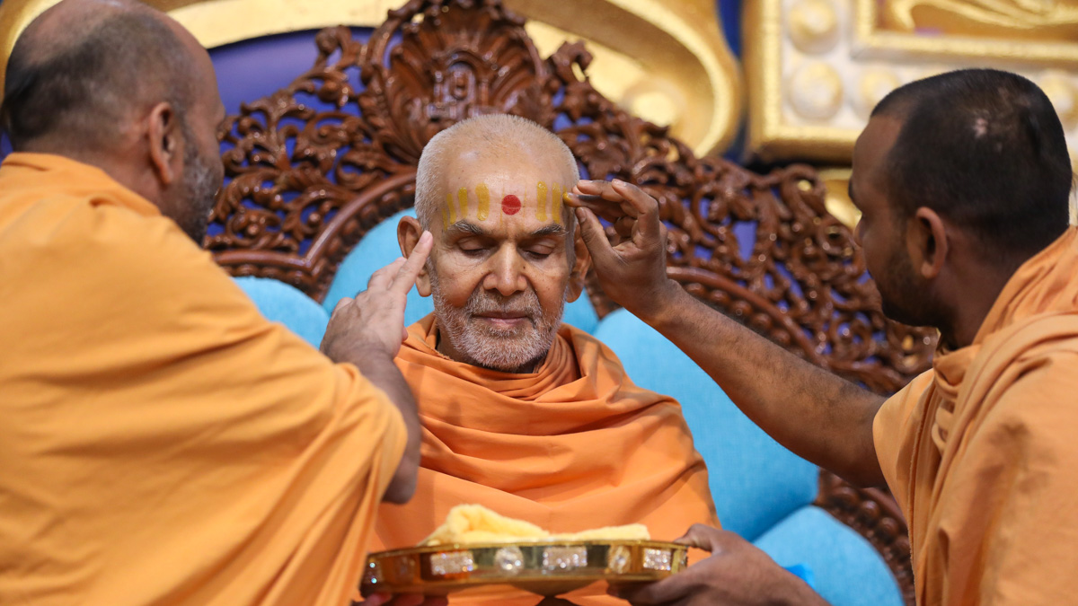 Sadhus performs archa to Swamishri