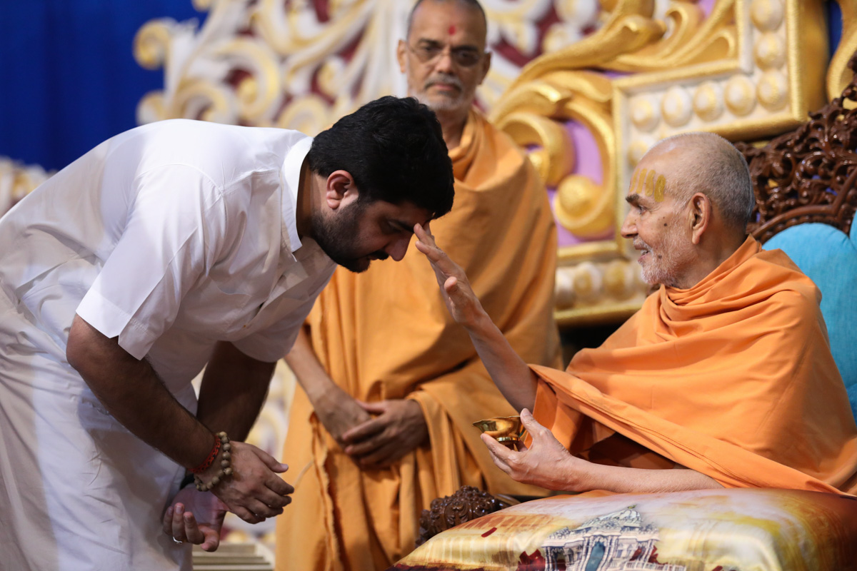 Swamishri applies chandlo to Bhailubha