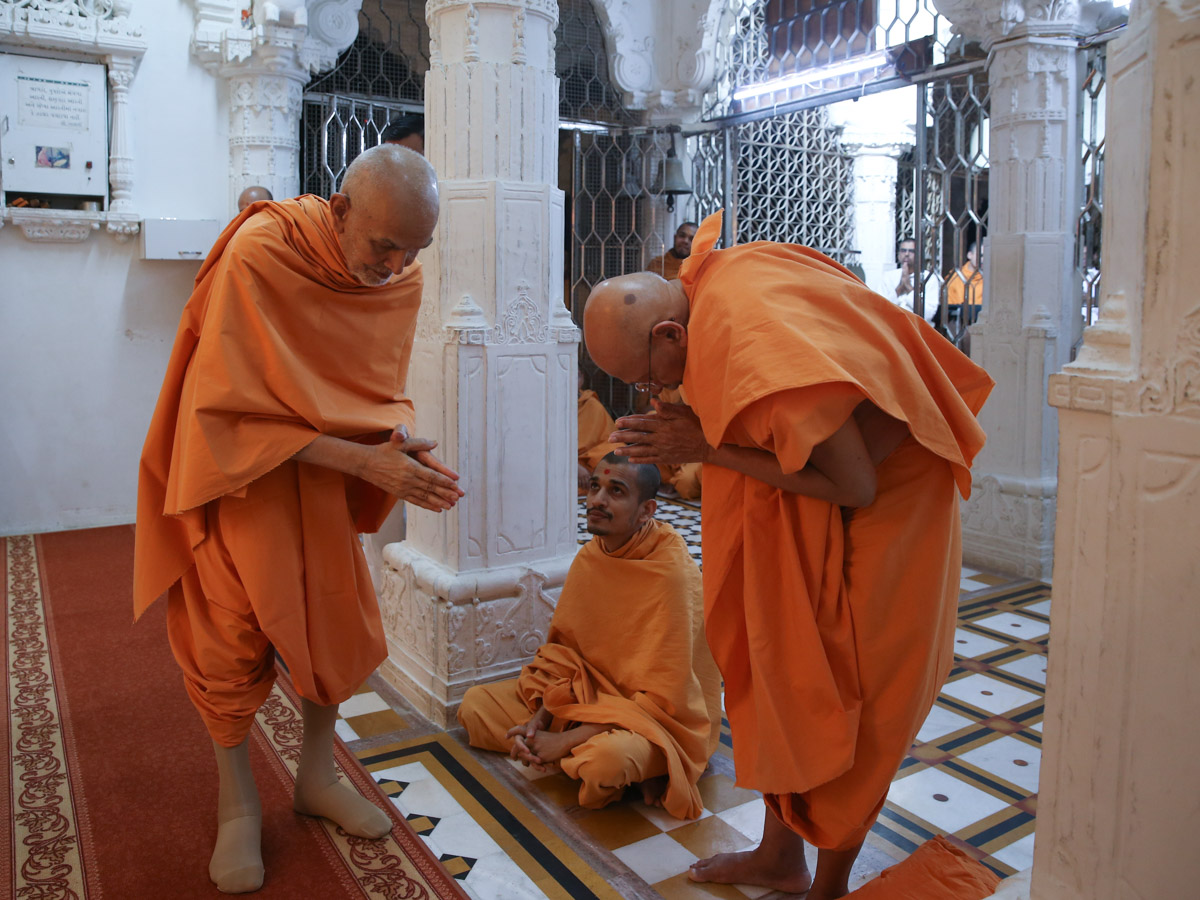 Swamishri greets Pujya Tyagvallabh Swami with 'Jai Swaminarayan'