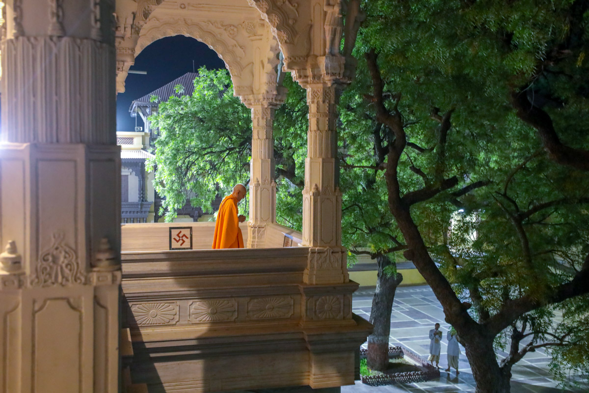 Swamishri engrossed in darshan in the mandir pradakshina