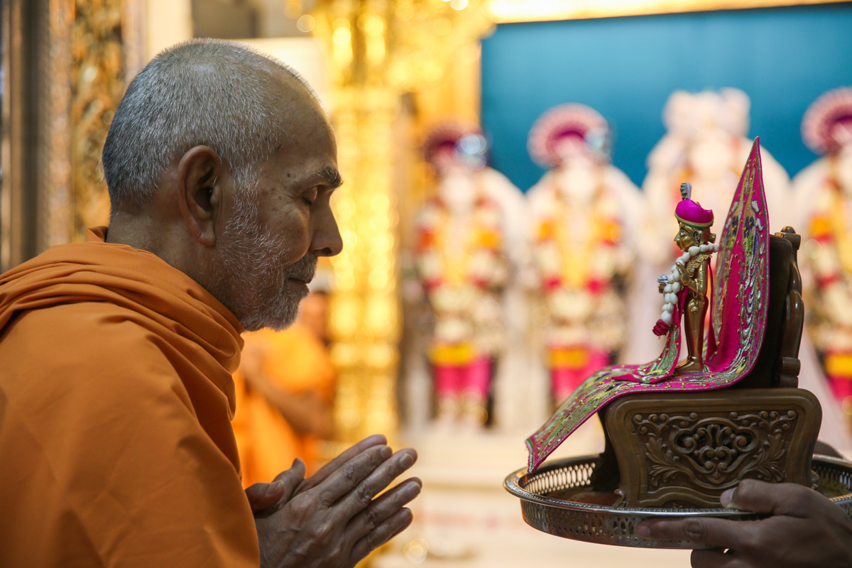 Swamishri engrossed in the darshan of Shri Harikrishna Maharaj