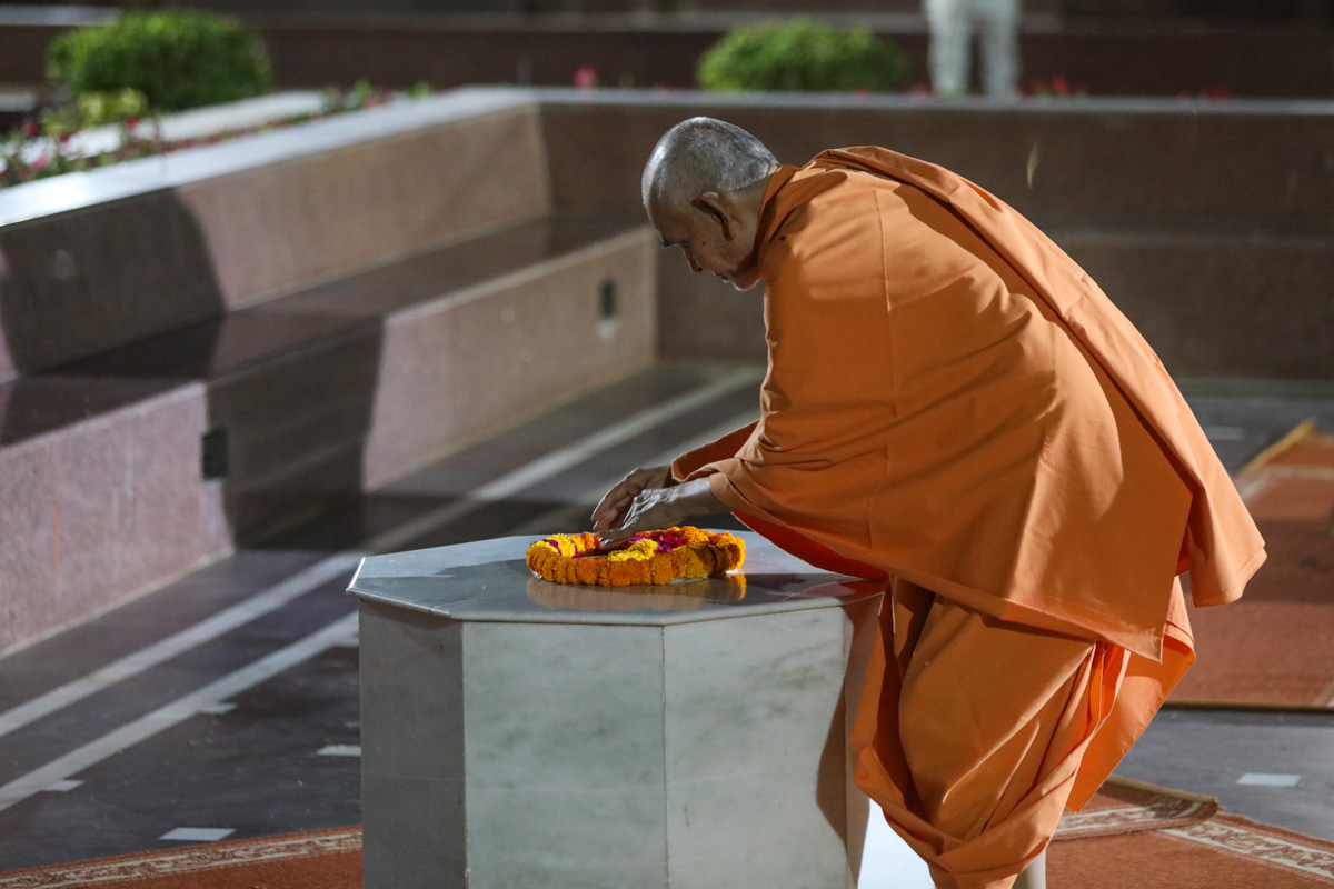 Swamishri engrossed in the darshan of holy charanarvind of Bhagwan Swaminarayan