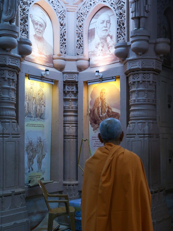 Swamishri engrossed in darshan at Yagnapurush Smruti Mandir