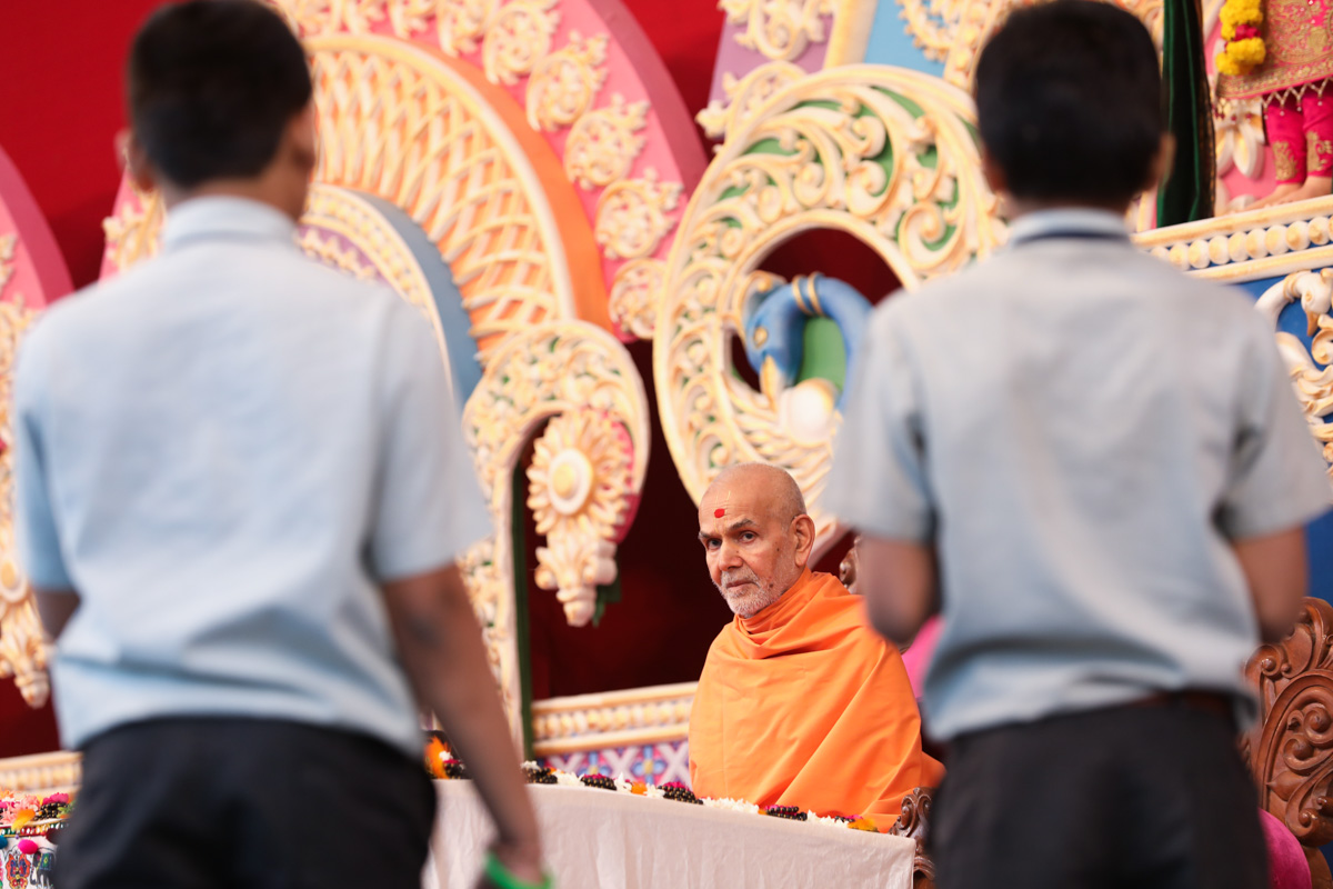 Swamishri listens to students' recitations