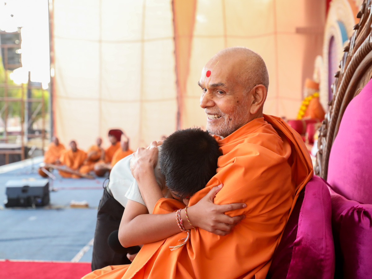Swamishri blesses a student