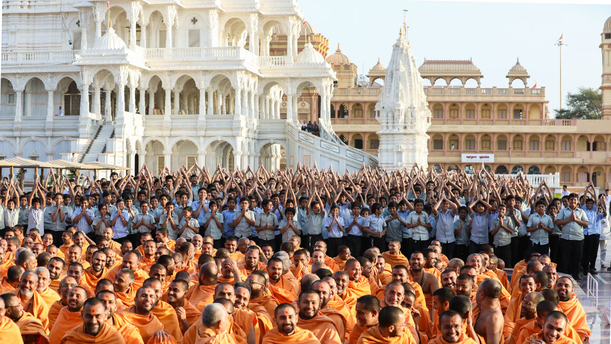 Students of BAPS Swaminarayan Vidyamandir, Sarangpur, doing darshan of Swamishri