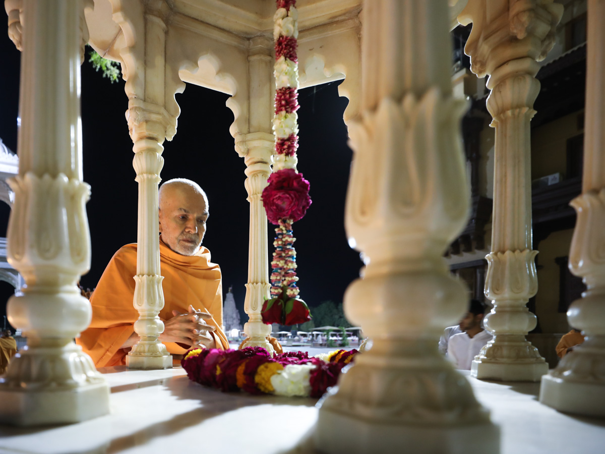 Param Pujya Mahant Swami Maharaj engrossed in darshan of the holy charanarvind of Bhagwan Swaminarayan