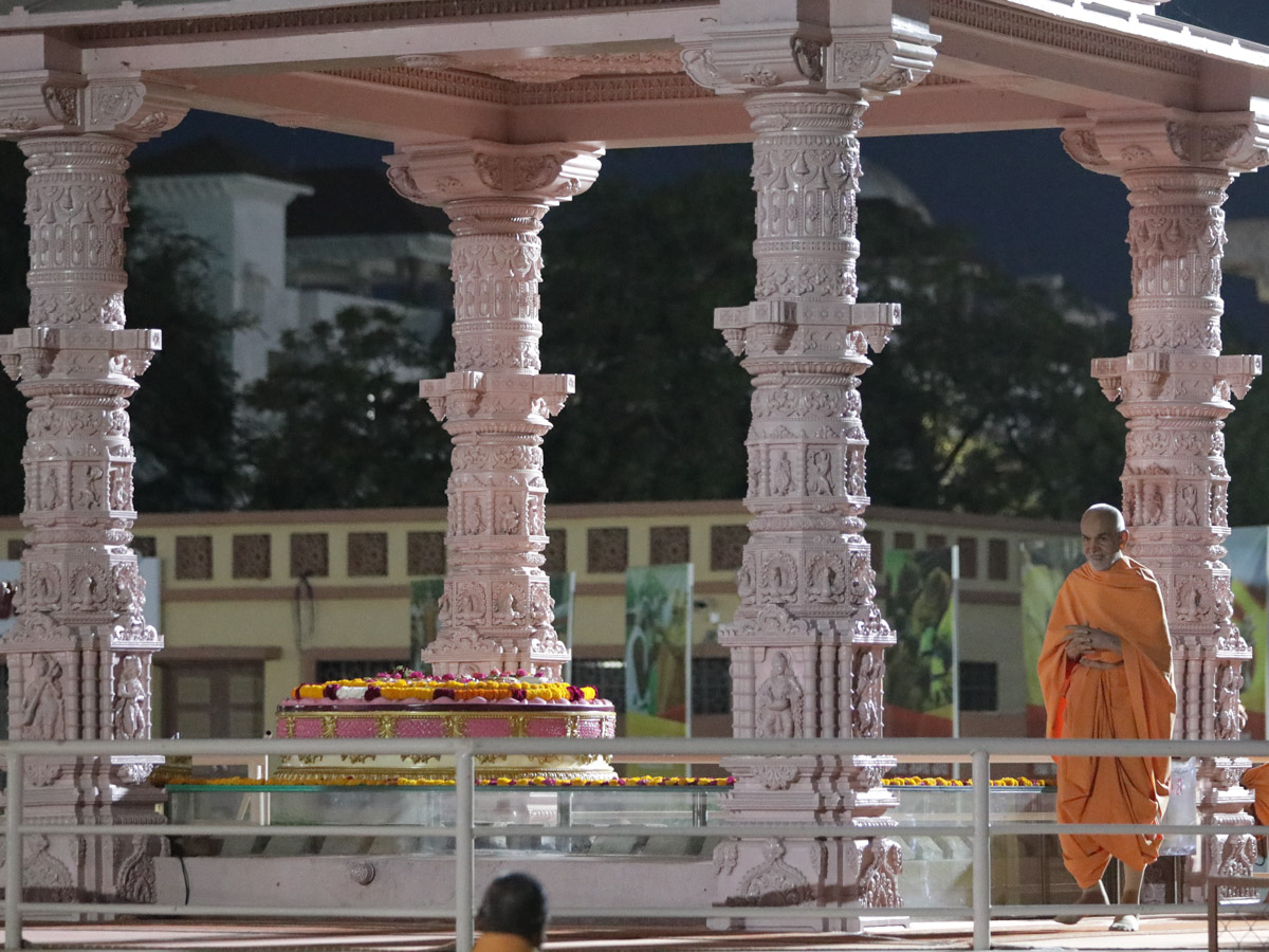 Swamishri performs pradakshina of Brahmaswarup Pramukh Swami Maharaj's samadhi