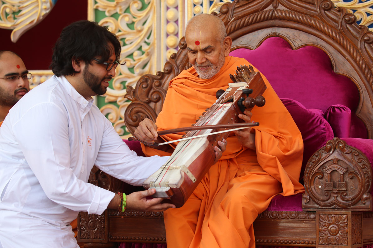 Swamishri sanctifies a sarangi