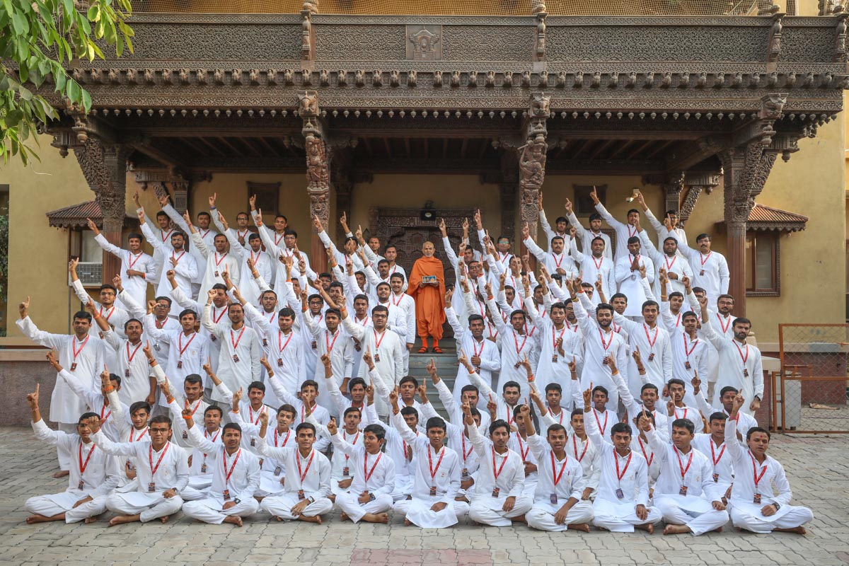 Youths of Yuva Talim Kendra with Swamishri