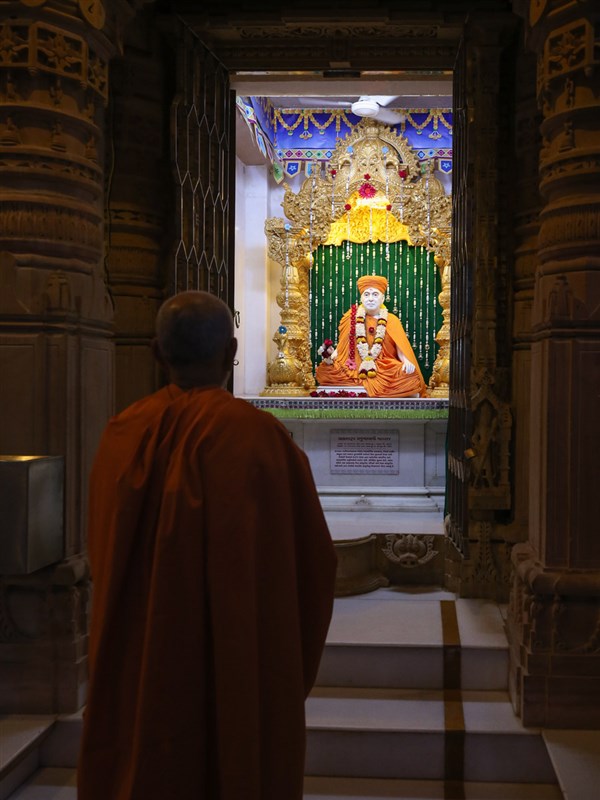 Swamishri engrossed in darshan of Brahaswarup Pramukh Swami Maharaj