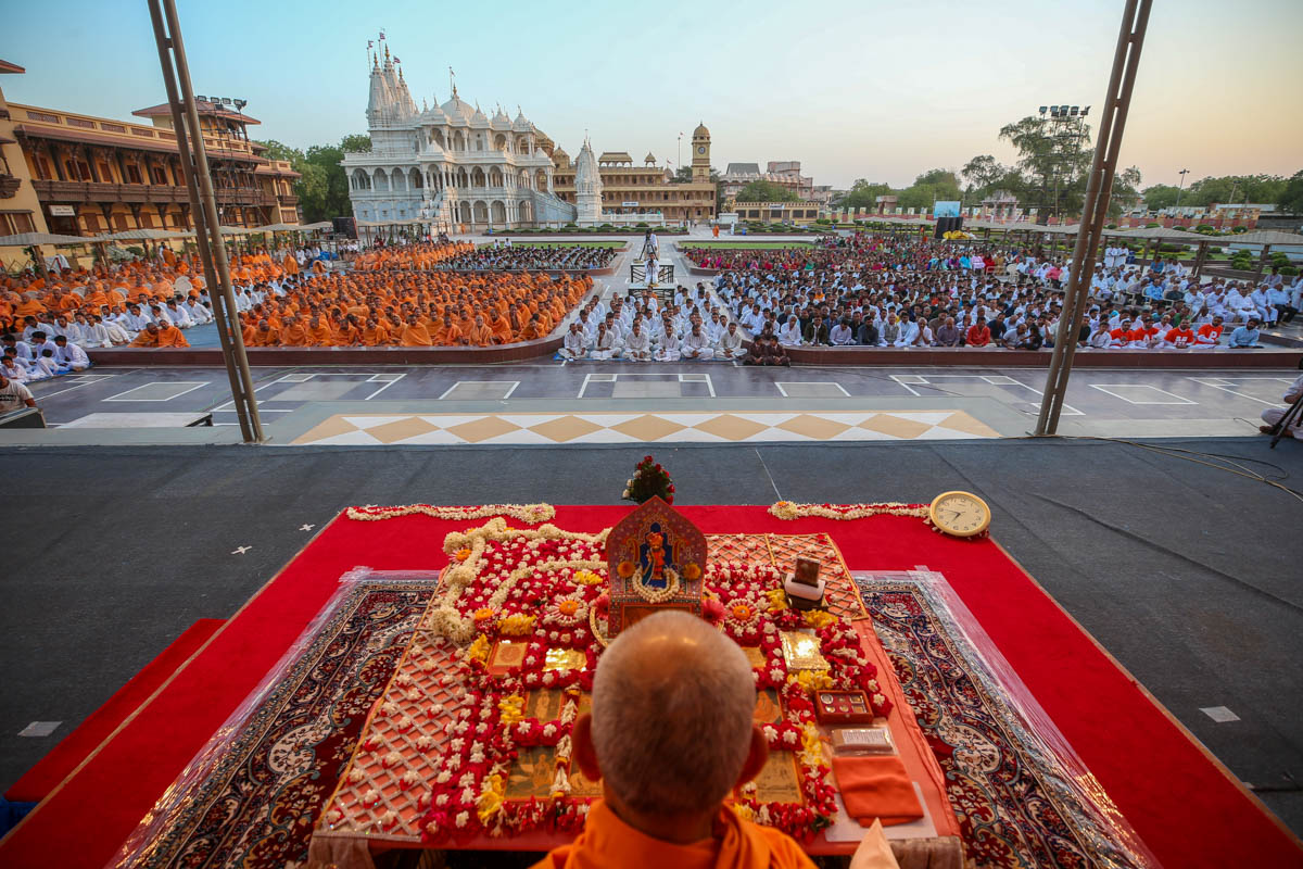 Sadhus and devotees doing Swamishri's puja darshan