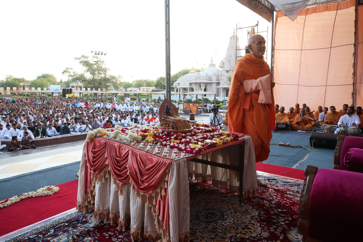 Swamishri performs the pradakshina