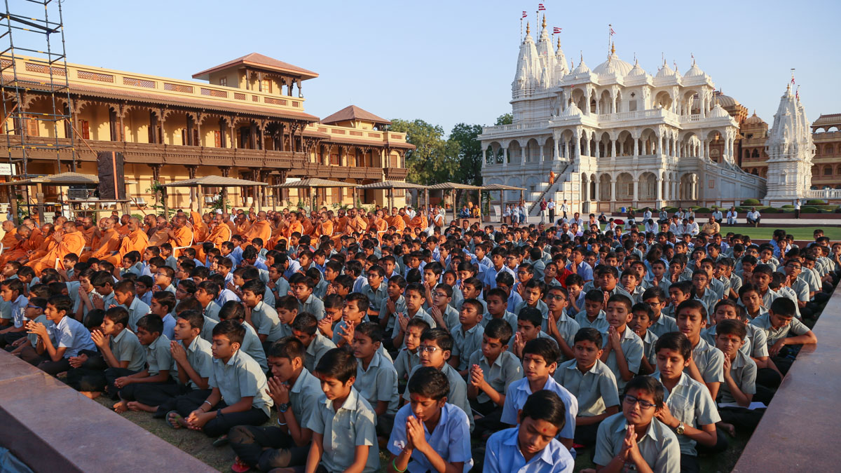Students of Swaminarayan Vidyamandir, Sarangpur, doing darshan of Swamishri