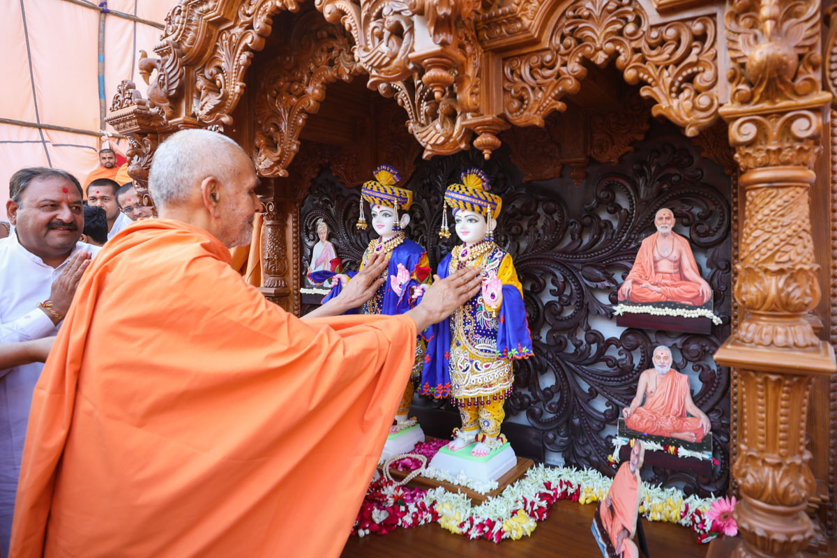 Swamishri sanctifies a ghar mandir