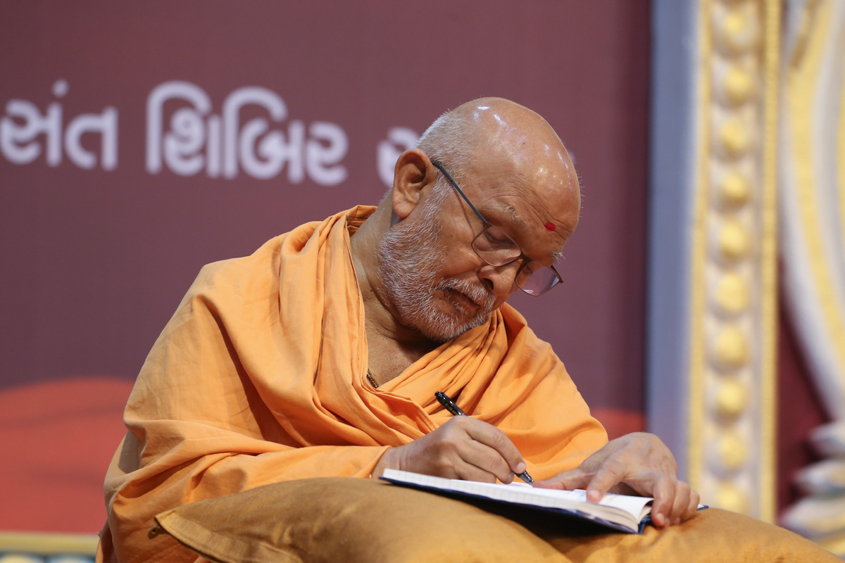 Pujya Ghanshyamcharan Swami during the sant shibir