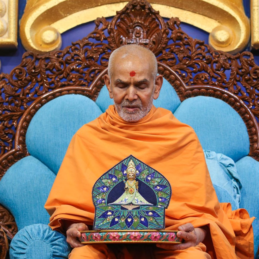 Swamishri with Shri Harikrishna Maharaj