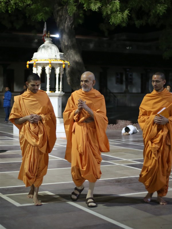 Swamishri greets everyone with folded hands in the mandir grounds