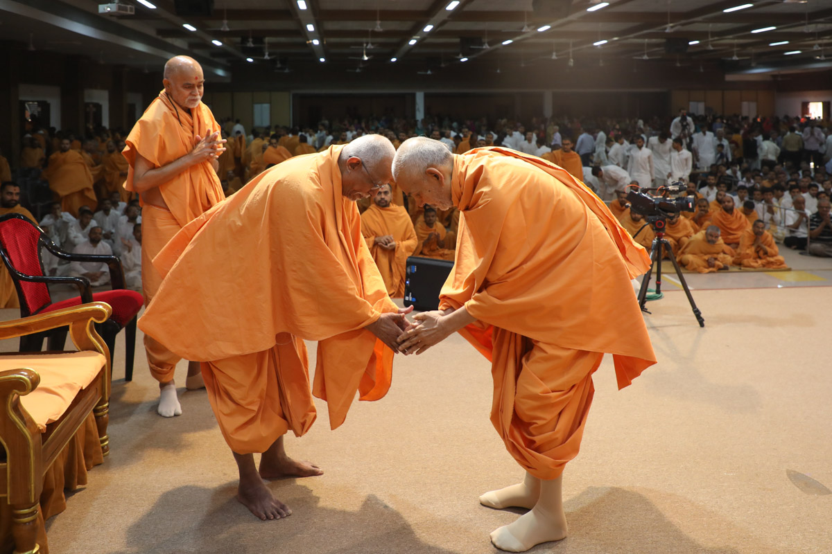 Swamishri greets Pujya Swayamprakash Swami (Doctor Swami) with 'Jai Swaminarayan'