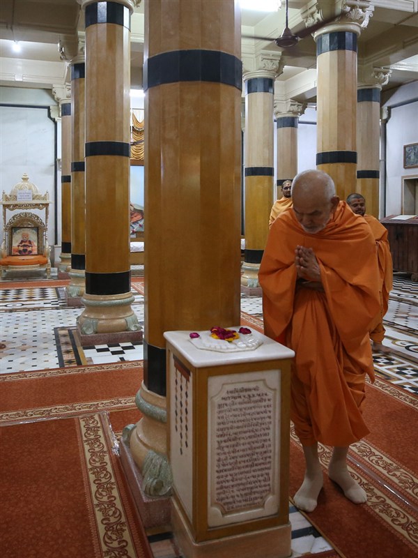 Swamishri performs pradakshina of the holy charanarvind of Bhagwan Swaminarayan in Rang Mandapam