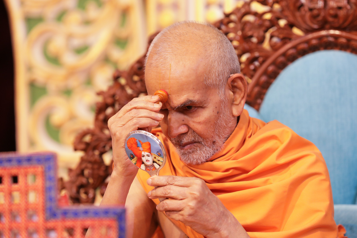 Swamishri applies chandlo