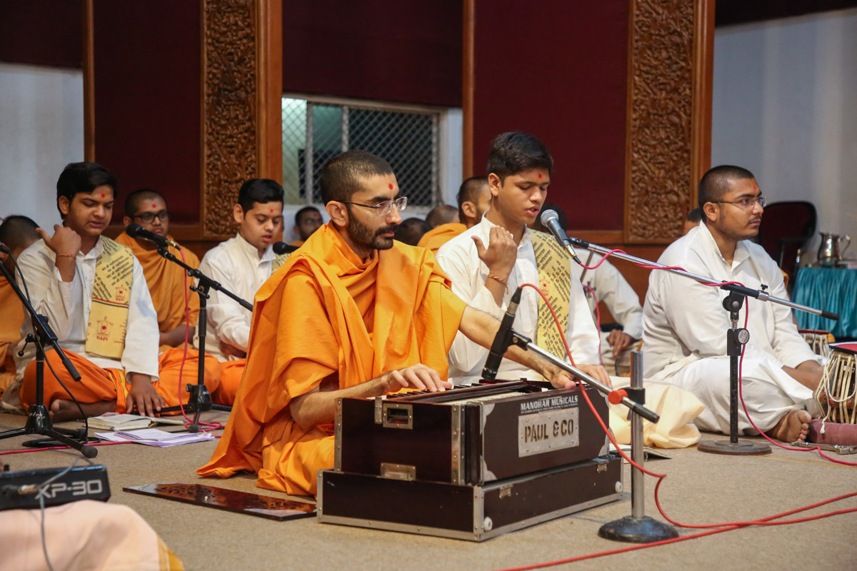 Students of Swaminarayan Sanskrit Mahavidyalaya recite Sanskrit shokas in Swamishri's puja