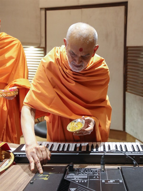 Swamishri performs puja of recording equipments