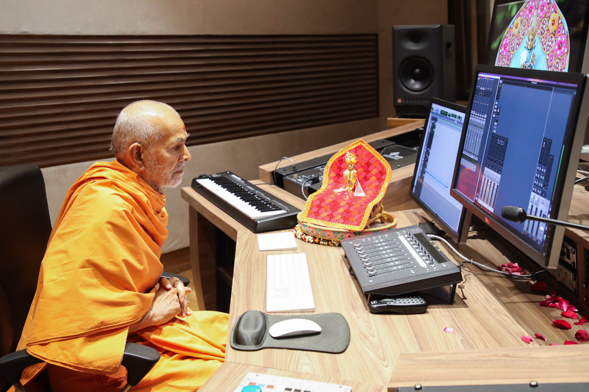 Swamishri observes recording equipments