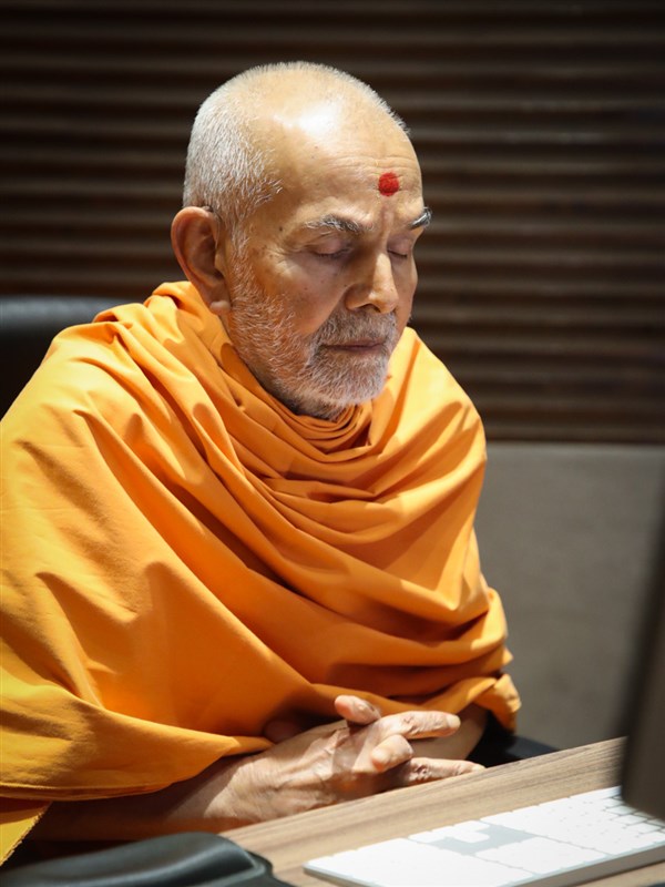Swamishri prays to Shri Harikrishna Maharaj