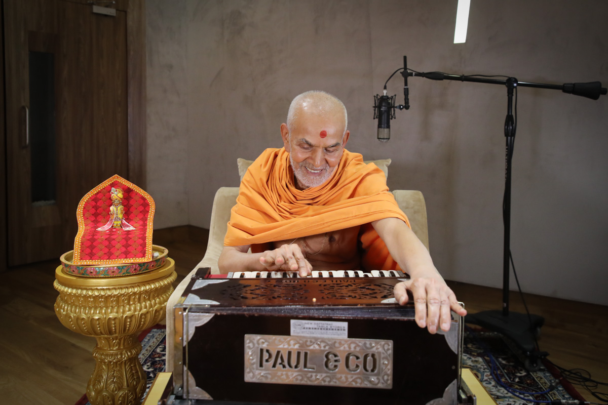 Swamishri plays harmonium