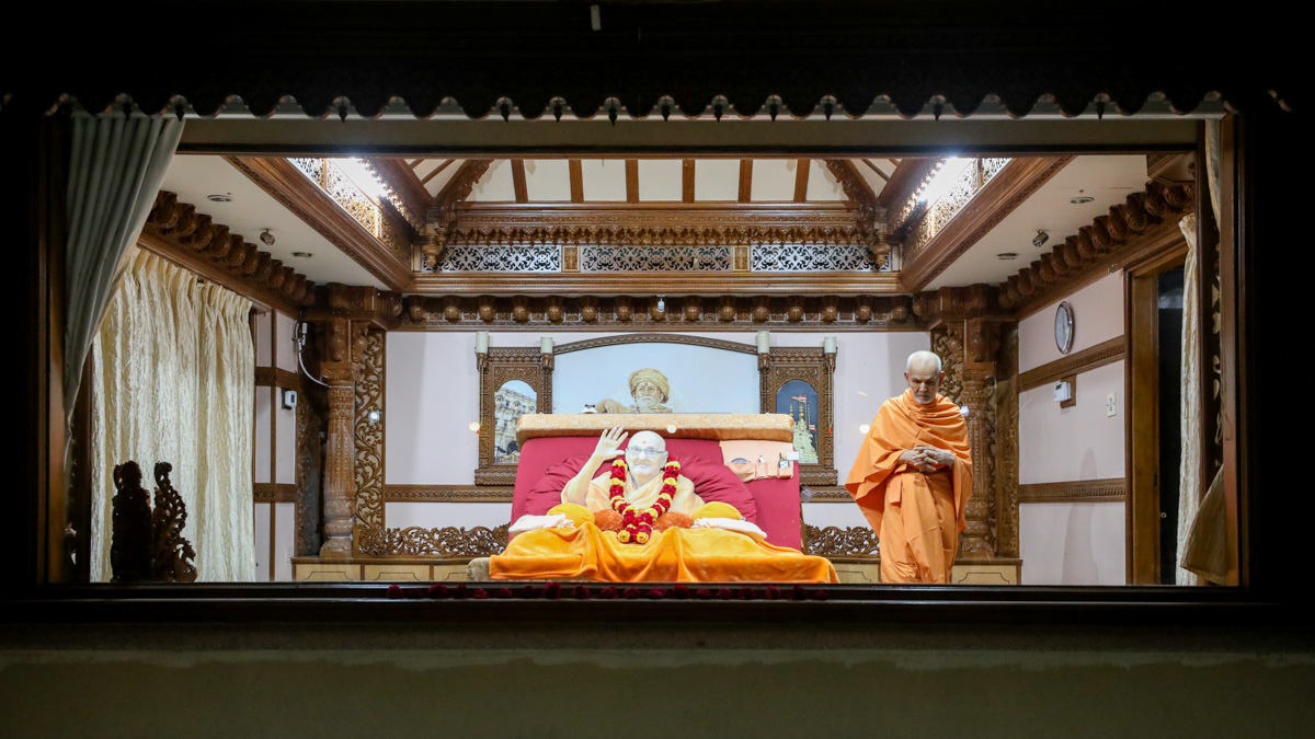 Param Pujya Mahant Swami Maharaj performs pradakshina in Brahmaswarup Pramukh Swami Maharaj's room