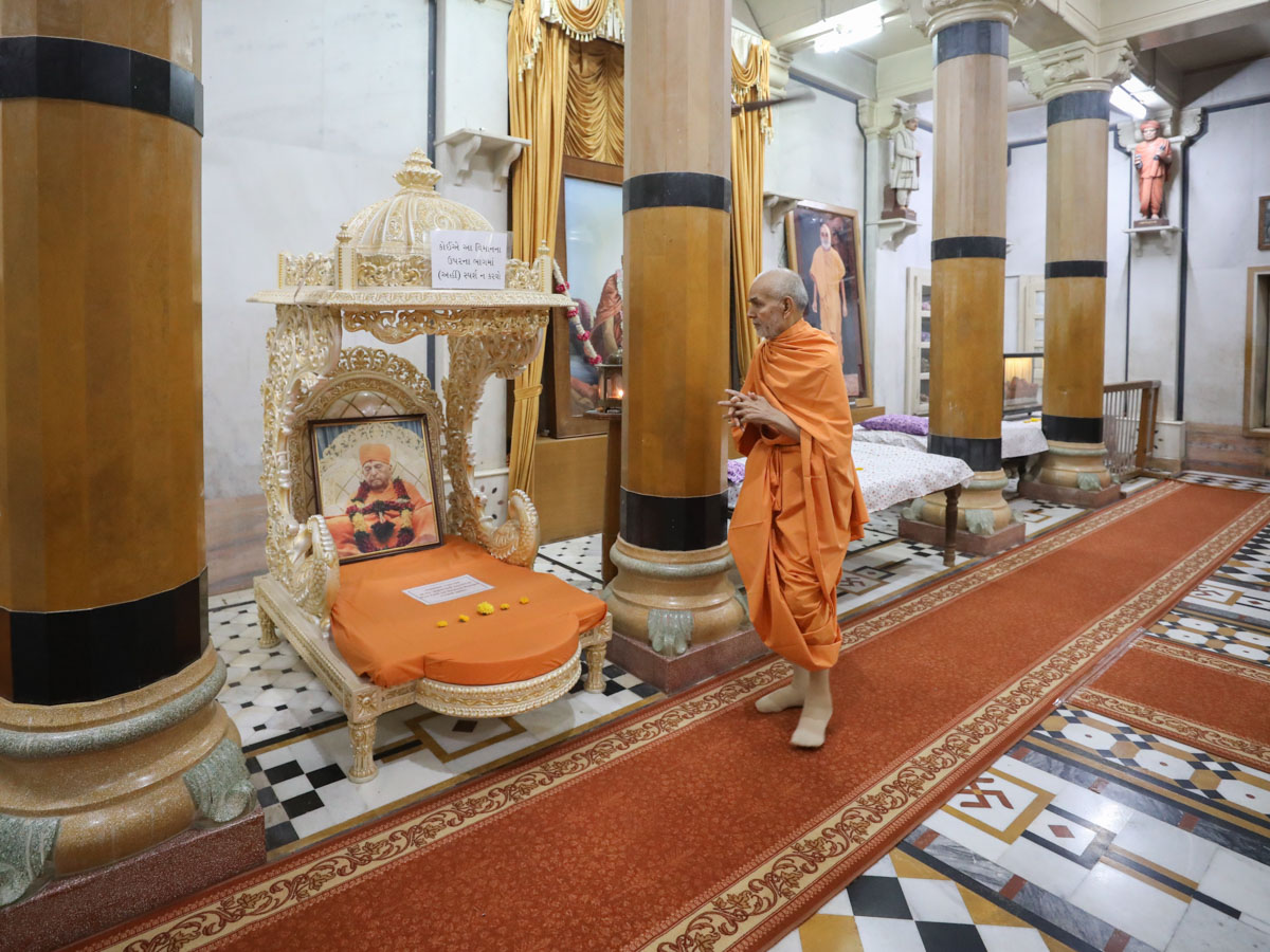 Swamishri doing darshan in the Rang Mandap