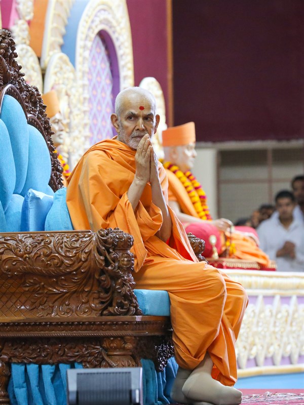 Swamishri greets everyone with folded hands