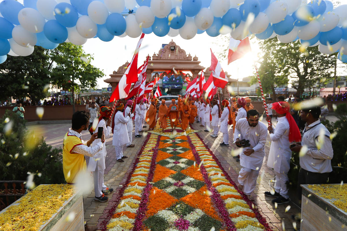 Swamishri arrives at BAPS Shri Swaminarayan Mandir, Botad