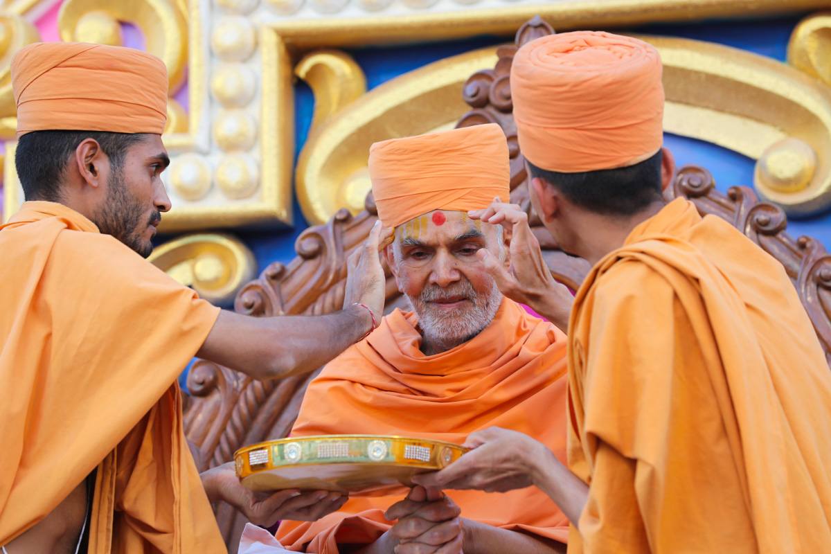 Sadhus apply chandan archa to Swamishri