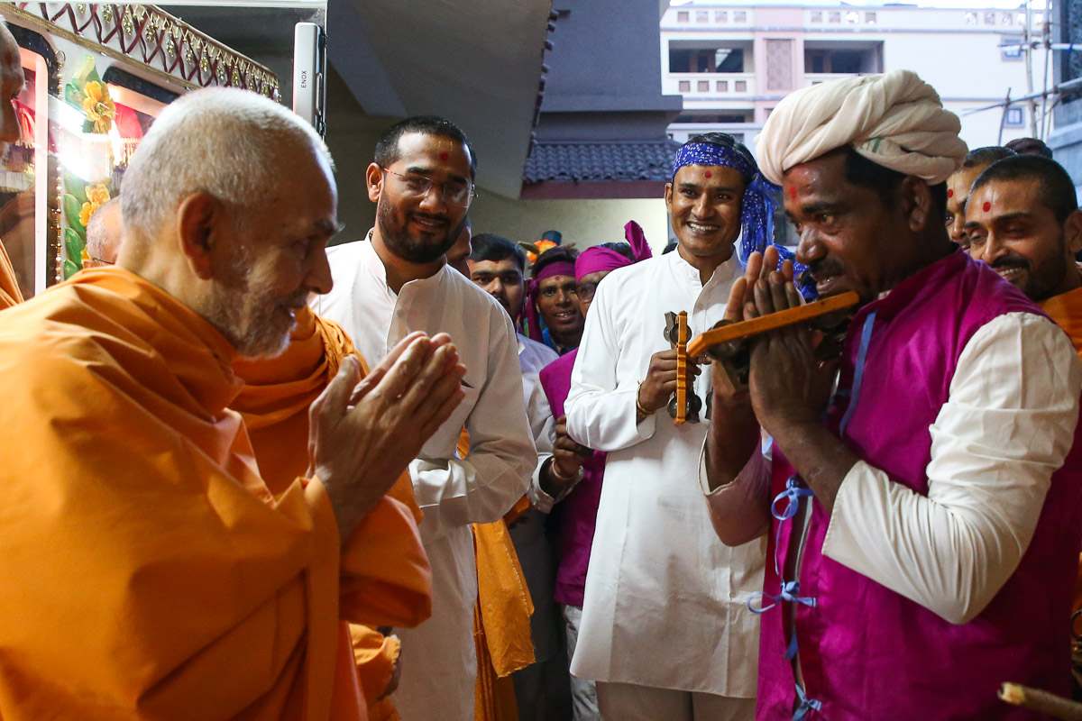 Swamishri greets tribal devotees with 'Jai Swaminarayan'