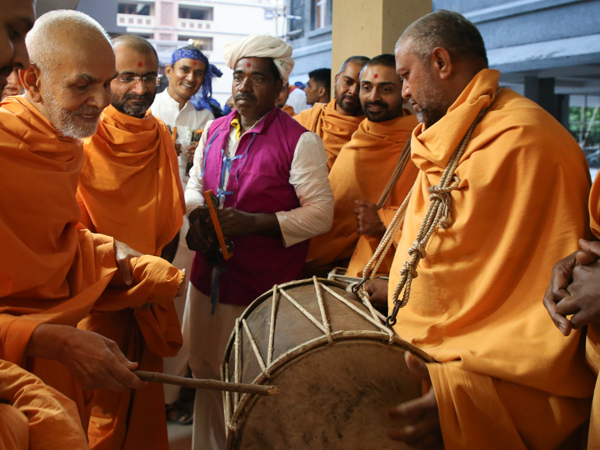 Swamishri plays a drum