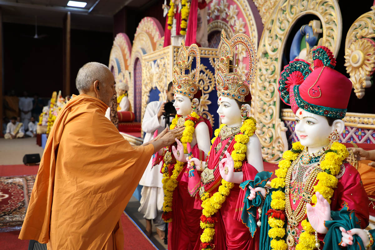 Swamishri performs the pratishtha rituals