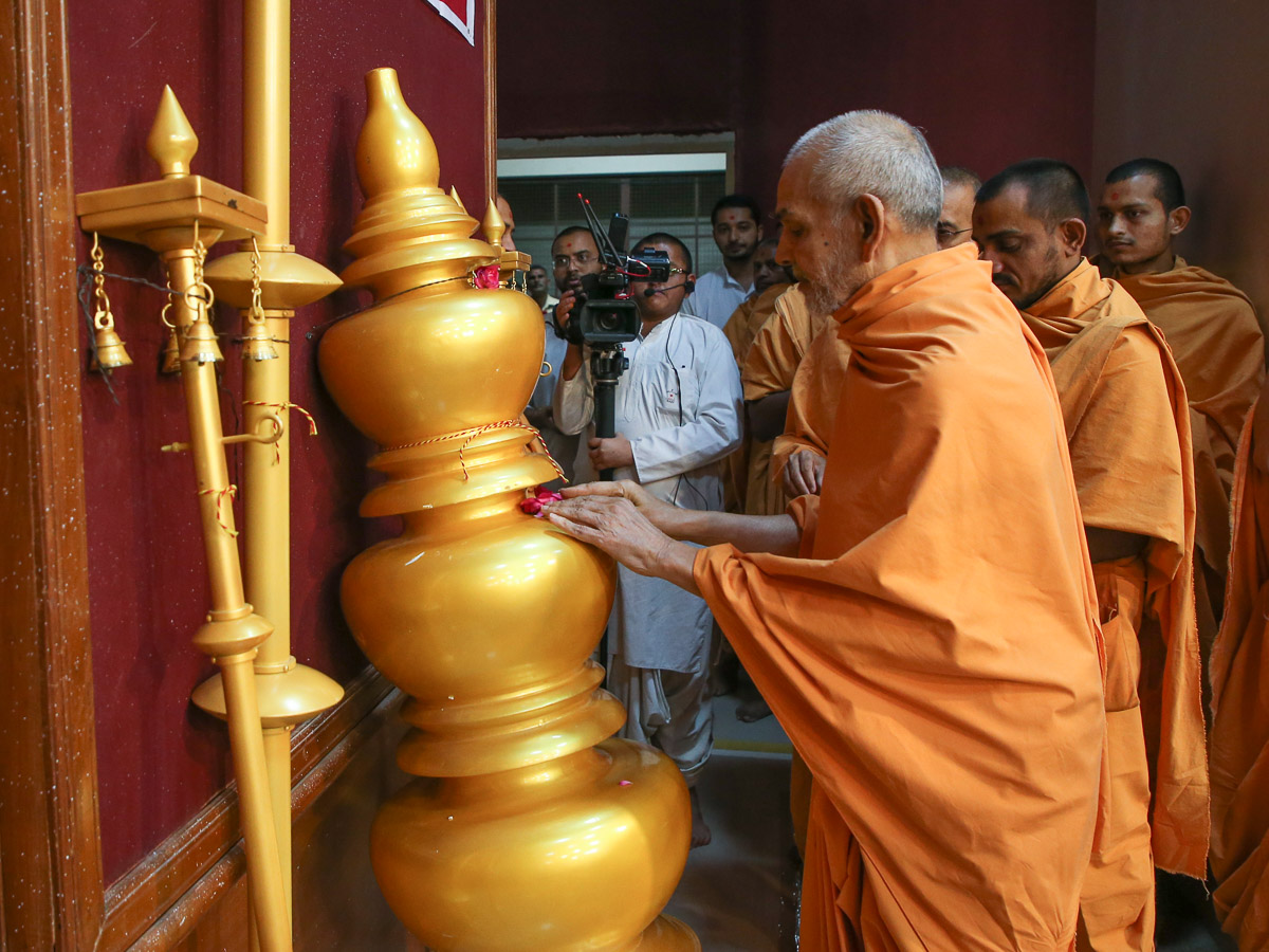 Swamishri sanctifies kalashes and flag-staffs