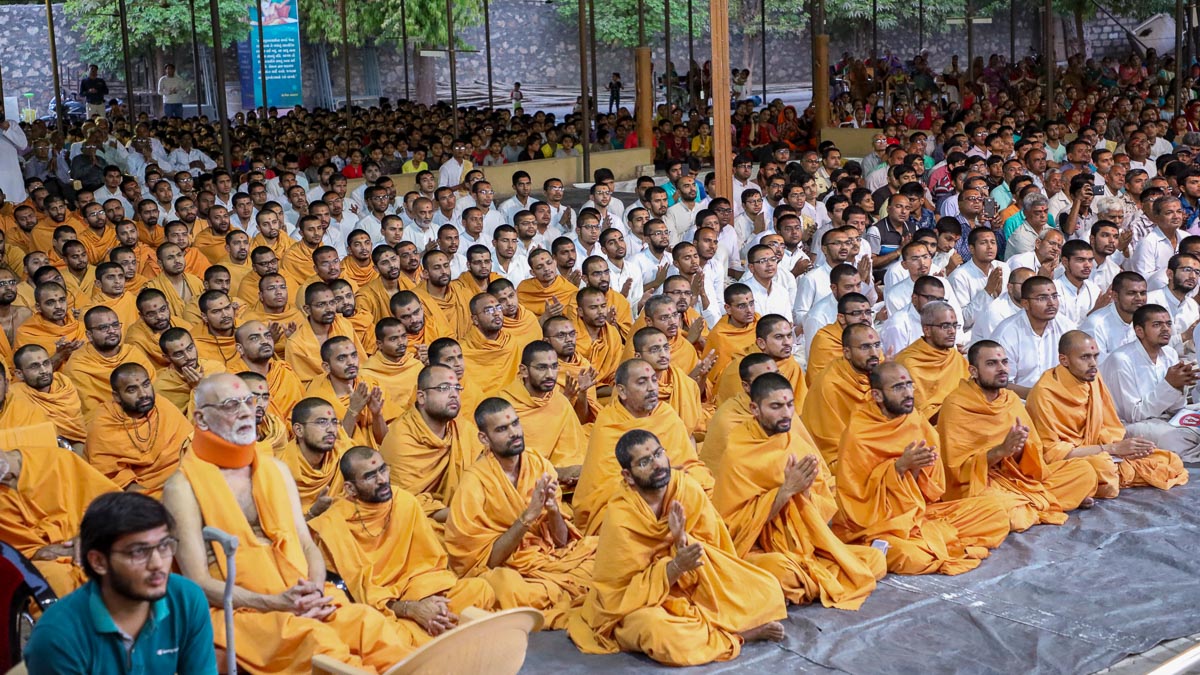 Sadhus, sadhaks and devotees doing darshan of Swamishri