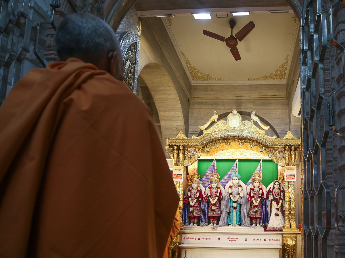 Swamishri engrossed in darshan of Shri Dharmakul